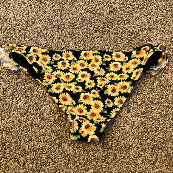 Sunflower Swim Suit 🌻 - Picture 5 of 6